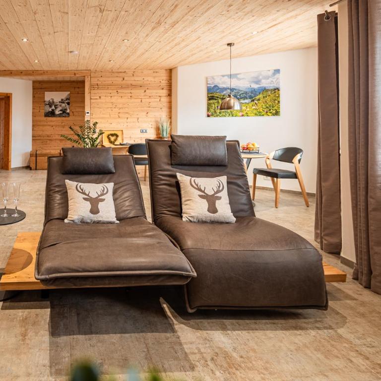 Allgäu Living l Luxus Chalet im Allgäu - Zirbenholz Schlafzimmer - Terrasse mit Bergblick - Infrarotkabine - Chalet - 26