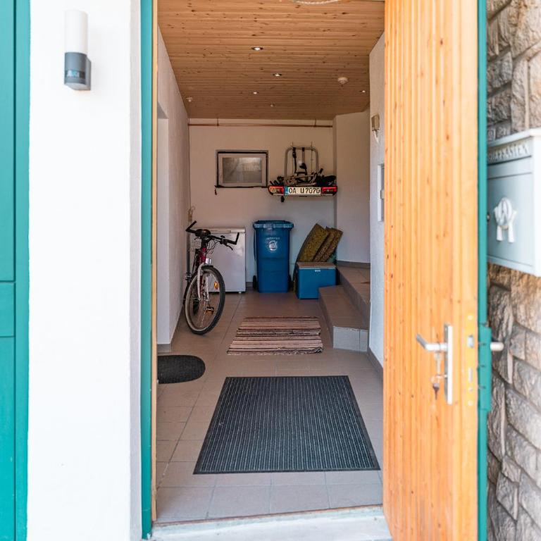 Allgäu Living l Luxus Chalet im Allgäu - Zirbenholz Schlafzimmer - Terrasse mit Bergblick - Infrarotkabine - Chalet - 24