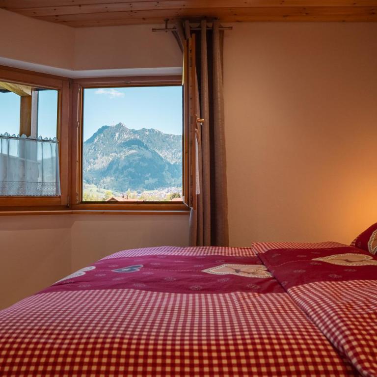 Allgäu Living l Luxus Chalet im Allgäu - Zirbenholz Schlafzimmer - Terrasse mit Bergblick - Infrarotkabine - Chalet - 37