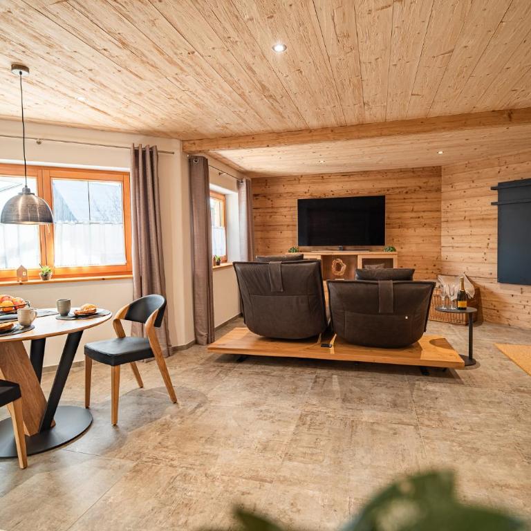 Allgäu Living l Luxus Chalet im Allgäu - Zirbenholz Schlafzimmer - Terrasse mit Bergblick - Infrarotkabine - Chalet - 30