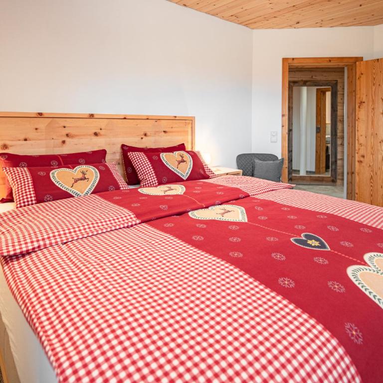 Allgäu Living l Luxus Chalet im Allgäu - Zirbenholz Schlafzimmer - Terrasse mit Bergblick - Infrarotkabine - Chalet - 34
