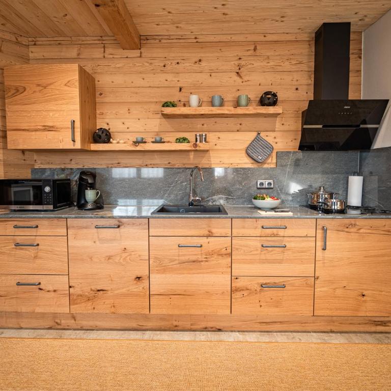 Allgäu Living l Luxus Chalet im Allgäu - Zirbenholz Schlafzimmer - Terrasse mit Bergblick - Infrarotkabine - Chalet - 31