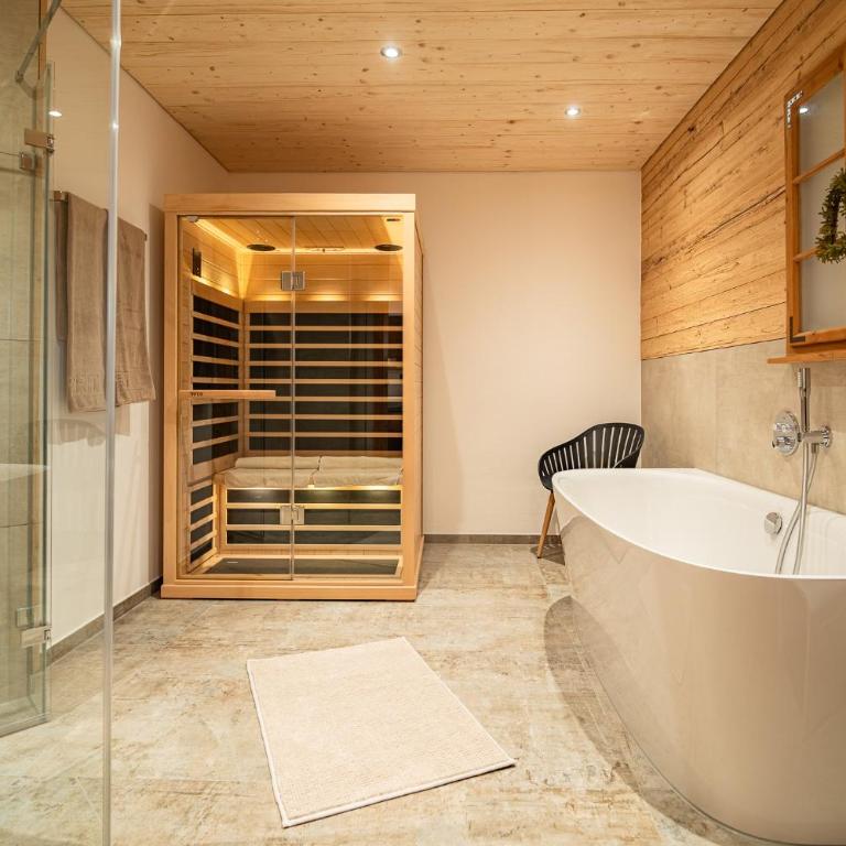Allgäu Living l Luxus Chalet im Allgäu - Zirbenholz Schlafzimmer - Terrasse mit Bergblick - Infrarotkabine - Chalet - 36