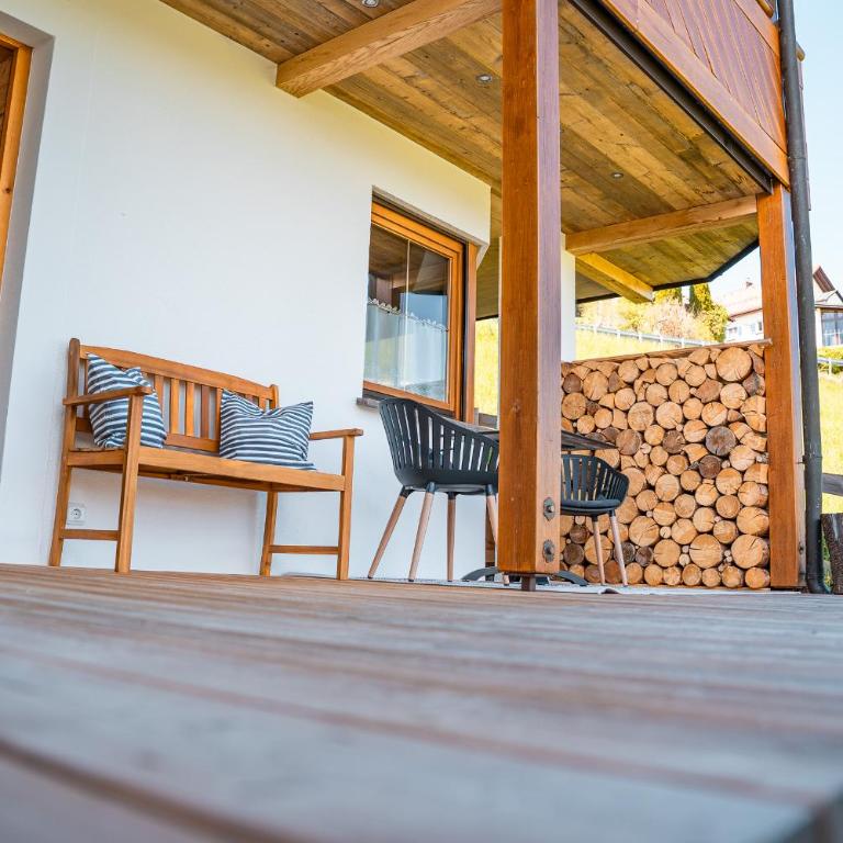 Allgäu Living l Luxus Chalet im Allgäu - Zirbenholz Schlafzimmer - Terrasse mit Bergblick - Infrarotkabine - Chalet - 41