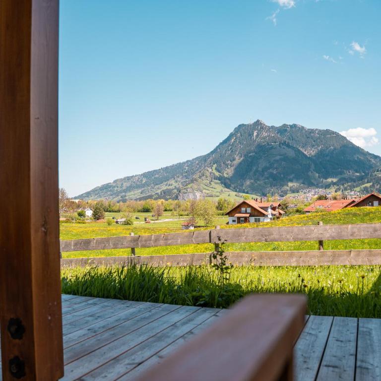 Allgäu Living l Luxus Chalet im Allgäu - Zirbenholz Schlafzimmer - Terrasse mit Bergblick - Infrarotkabine - Chalet - 33