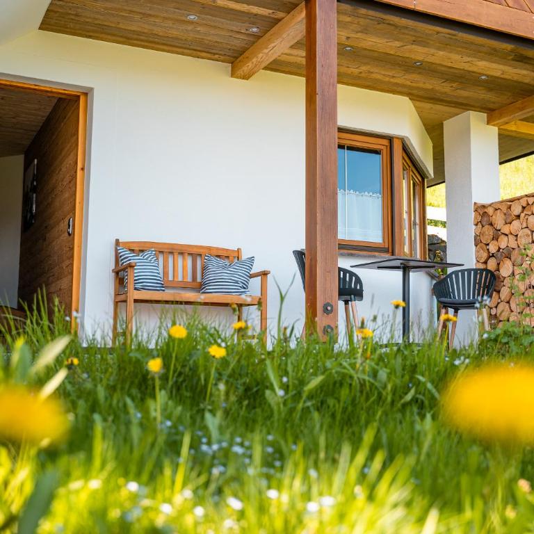 Allgäu Living l Luxus Chalet im Allgäu - Zirbenholz Schlafzimmer - Terrasse mit Bergblick - Infrarotkabine - Chalet - 32