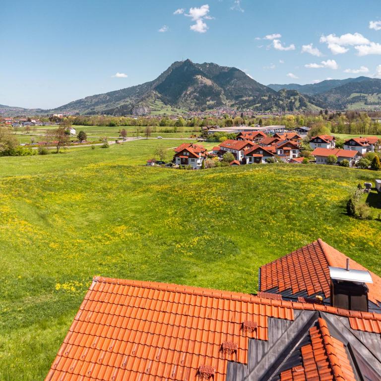 Allgäu Living l Luxus Chalet im Allgäu - Zirbenholz Schlafzimmer - Terrasse mit Bergblick - Infrarotkabine - Chalet - 38