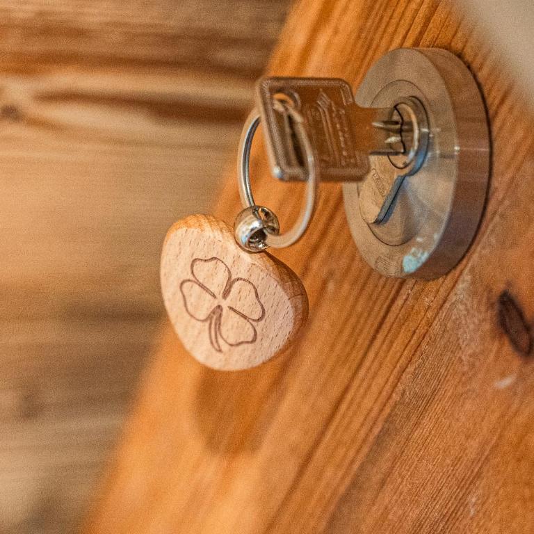 Allgäu Living l Luxus Chalet im Allgäu - Zirbenholz Schlafzimmer - Terrasse mit Bergblick - Infrarotkabine - Chalet - 43