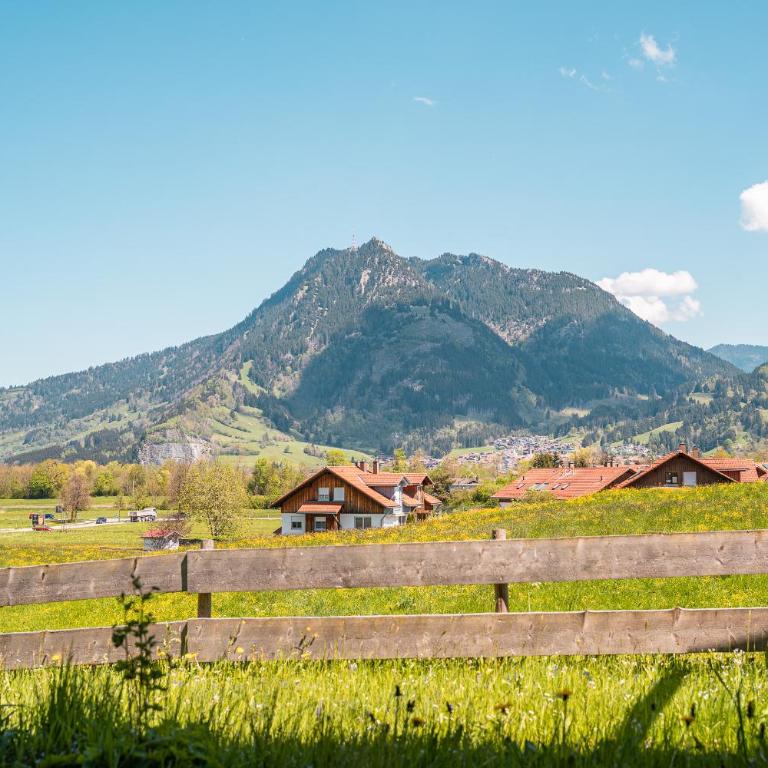 Allgäu Living l Luxus Chalet im Allgäu - Zirbenholz Schlafzimmer - Terrasse mit Bergblick - Infrarotkabine - Chalet - 44