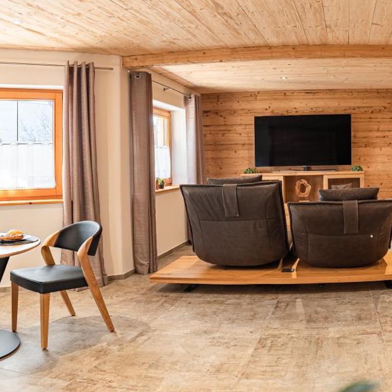 Allgäu Living l Luxus Chalet im Allgäu - Zirbenholz Schlafzimmer - Terrasse mit Bergblick - Infrarotkabine - Chalet - 42