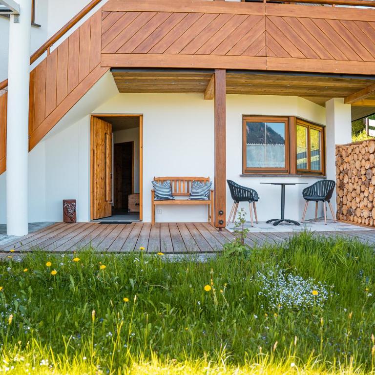 Allgäu Living l Luxus Chalet im Allgäu - Zirbenholz Schlafzimmer - Terrasse mit Bergblick - Infrarotkabine - Chalet - 49