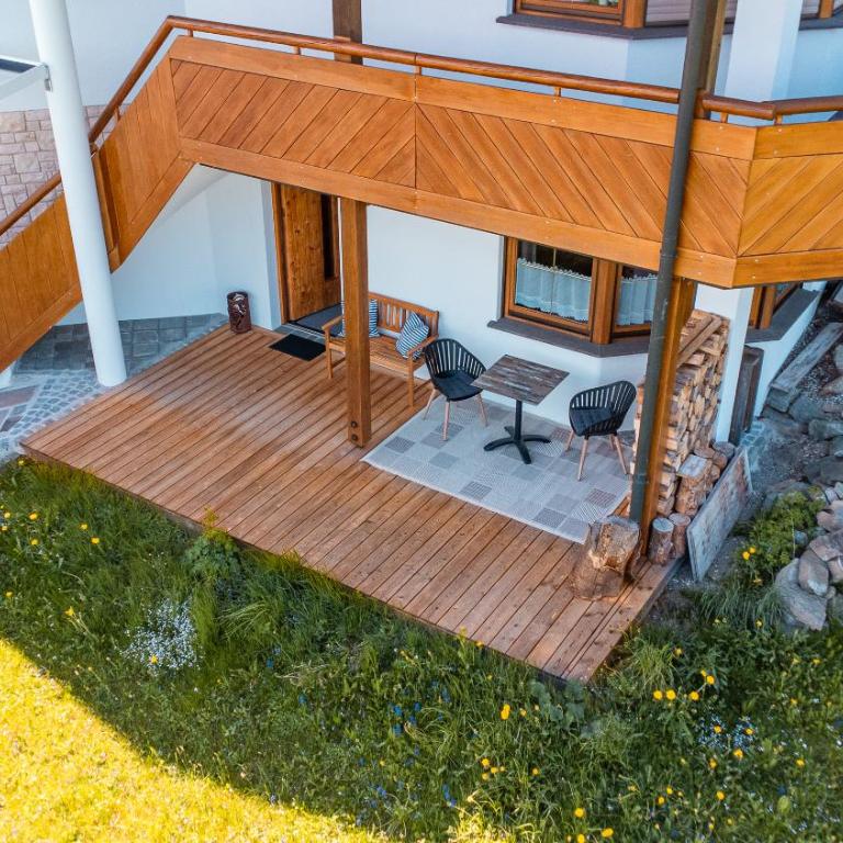 Allgäu Living l Luxus Chalet im Allgäu - Zirbenholz Schlafzimmer - Terrasse mit Bergblick - Infrarotkabine - Chalet - 52