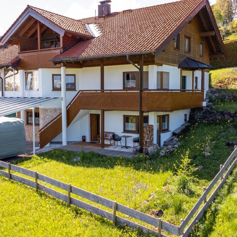 Allgäu Living l Luxus Chalet im Allgäu - Zirbenholz Schlafzimmer - Terrasse mit Bergblick - Infrarotkabine - Chalet - 50