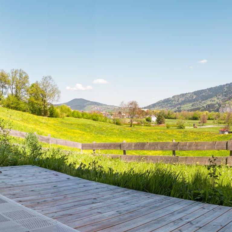 Allgäu Living l Luxus Chalet im Allgäu - Zirbenholz Schlafzimmer - Terrasse mit Bergblick - Infrarotkabine - Chalet - 51