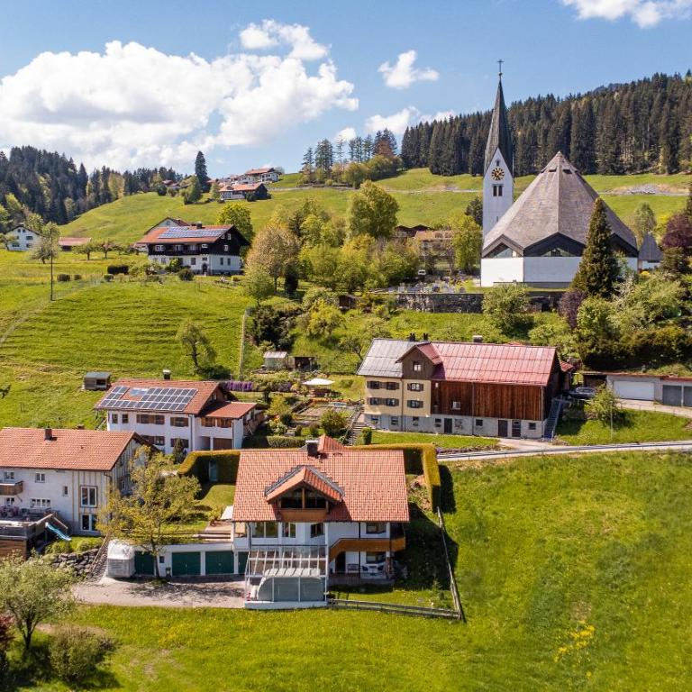 Allgäu Living l Luxus Chalet im Allgäu - Zirbenholz Schlafzimmer - Terrasse mit Bergblick - Infrarotkabine - Chalet - 53