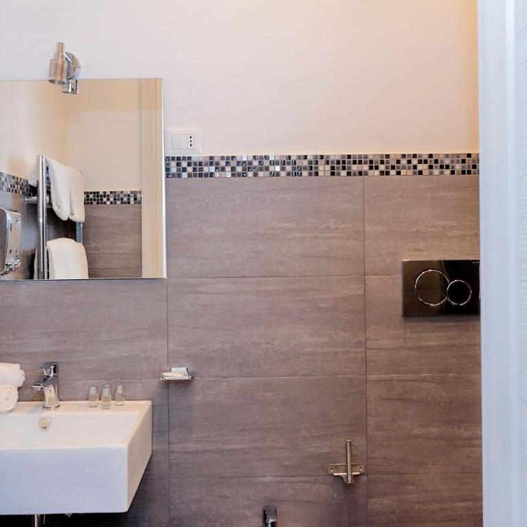 St. Peter Vatican Rooms - Deluxe Triple Room with Private Bathroom - 4