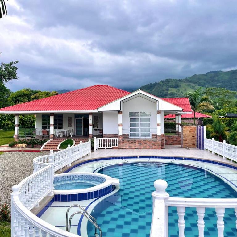 Villa Gladys con Piscina Privada y Vista Natural - Casa de 4 dormitorios - 1