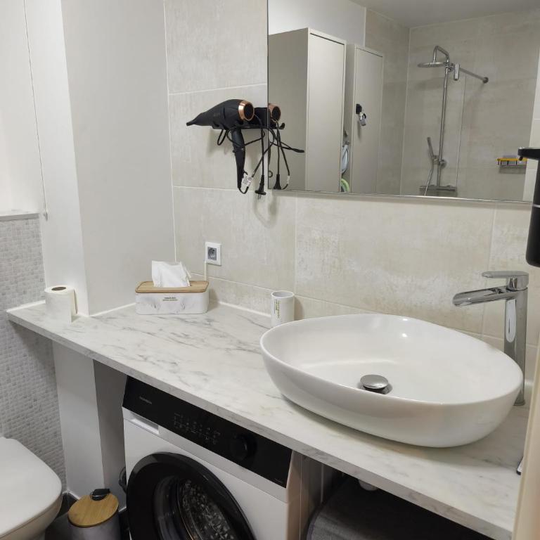 Studio calme et paisible, climatisé avec terrasse au dernier étage, 100m du tramway et 20 min de la promenade des anglais - Appartement 1 Chambre - 18