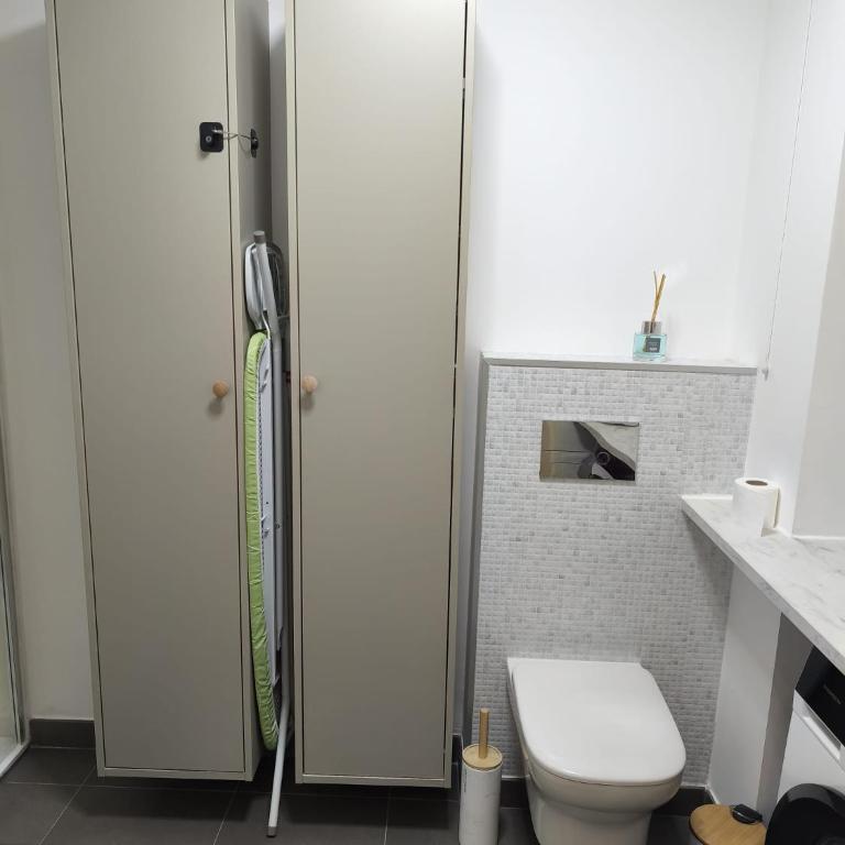 Studio calme et paisible, climatisé avec terrasse au dernier étage, 100m du tramway et 20 min de la promenade des anglais - Appartement 1 Chambre - 17