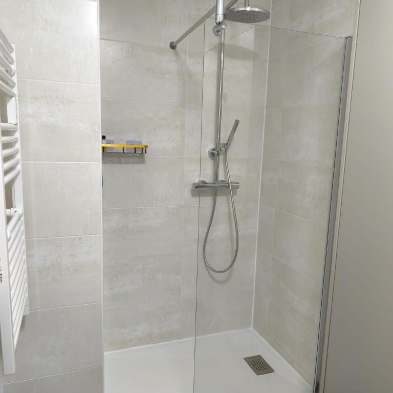 Studio calme et paisible, climatisé avec terrasse au dernier étage, 100m du tramway et 20 min de la promenade des anglais - Appartement 1 Chambre - 16