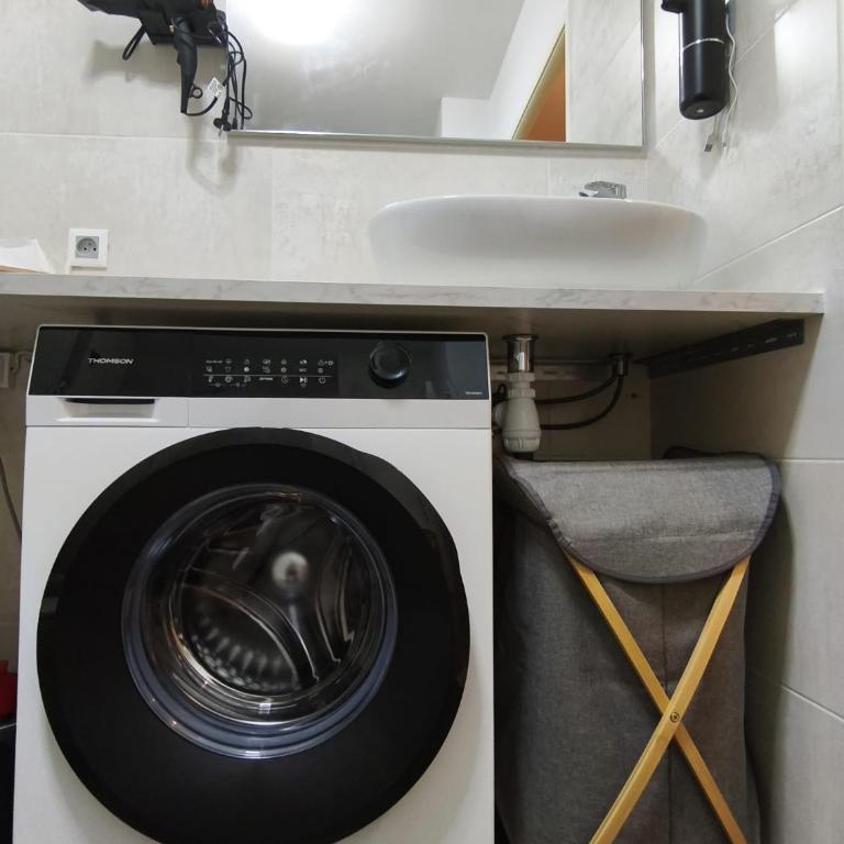 Studio calme et paisible, climatisé avec terrasse au dernier étage, 100m du tramway et 20 min de la promenade des anglais - Appartement 1 Chambre - 12
