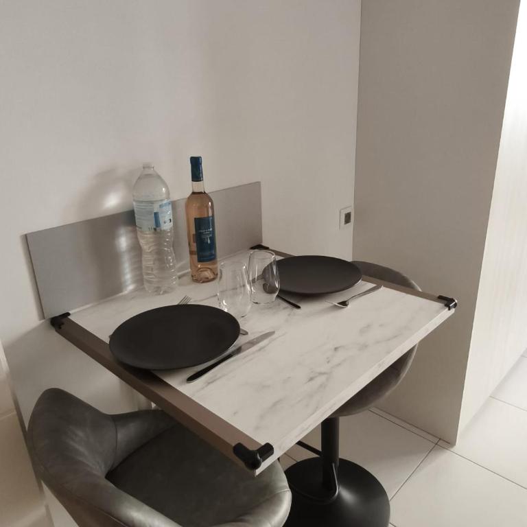 Studio calme et paisible, climatisé avec terrasse au dernier étage, 100m du tramway et 20 min de la promenade des anglais - Appartement 1 Chambre - 10