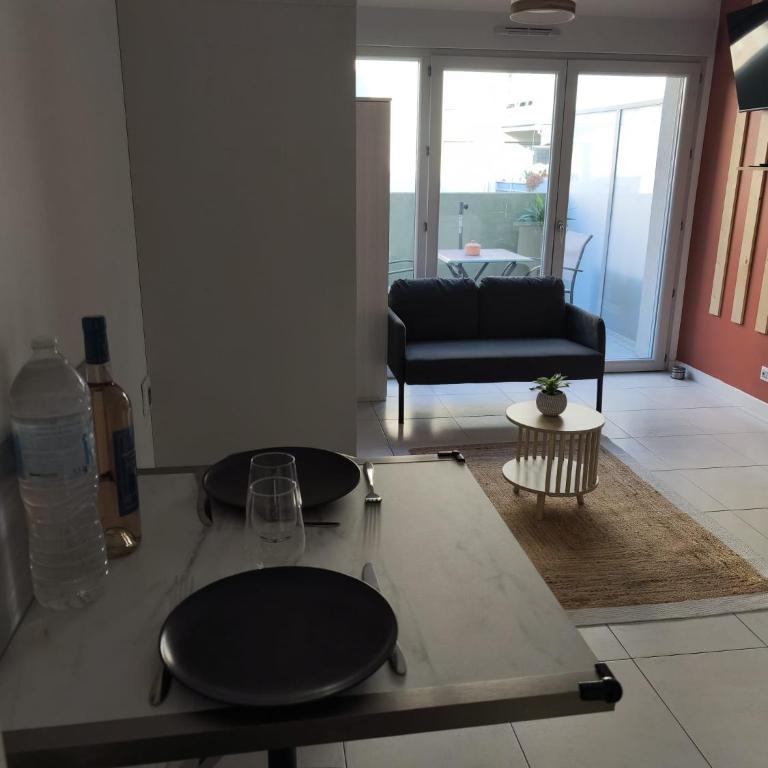 Studio calme et paisible, climatisé avec terrasse au dernier étage, 100m du tramway et 20 min de la promenade des anglais - Appartement 1 Chambre - 9