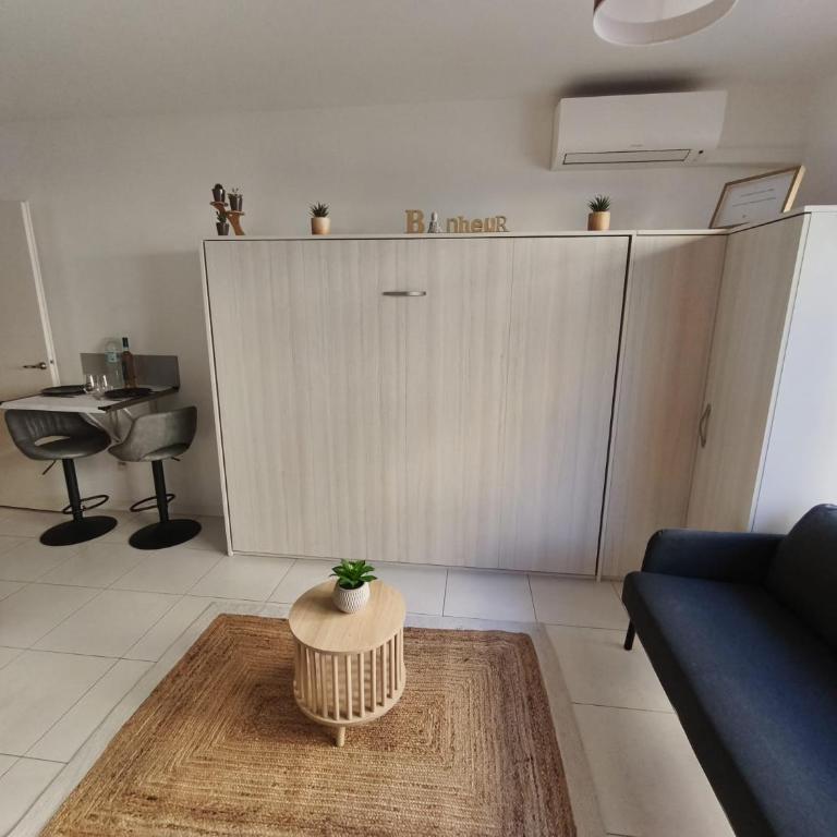 Studio calme et paisible, climatisé avec terrasse au dernier étage, 100m du tramway et 20 min de la promenade des anglais - Appartement 1 Chambre - 8