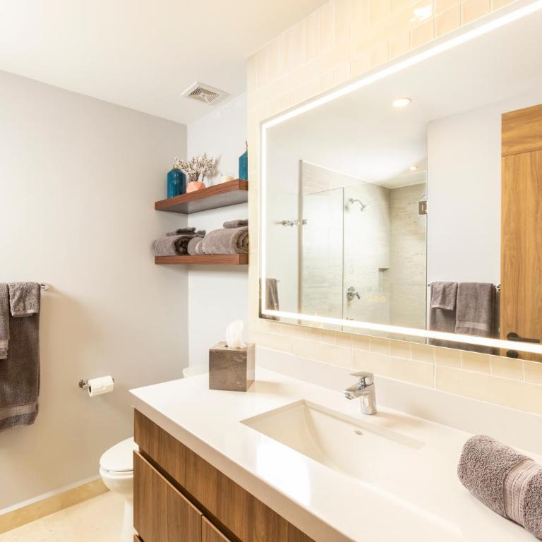 Designer 1BR Beachfront Retreat – Wake Up to the Waves - One-Bedroom Apartment - 23