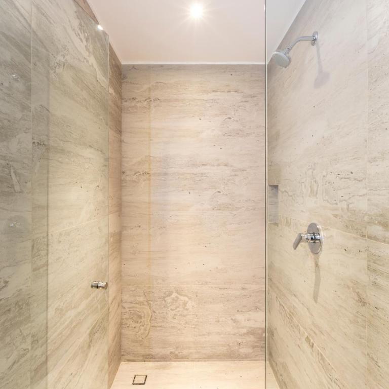 Designer 1BR Beachfront Retreat – Wake Up to the Waves - One-Bedroom Apartment - 25