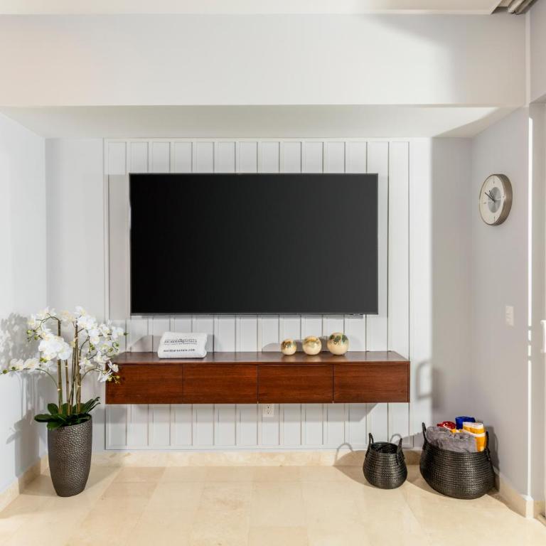 Designer 1BR Beachfront Retreat – Wake Up to the Waves - One-Bedroom Apartment - 7