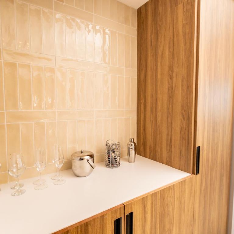 Designer 1BR Beachfront Retreat – Wake Up to the Waves - One-Bedroom Apartment - 17