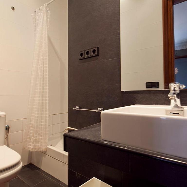 Catalunya Executive 3 bedrooms, 3 bathrooms AC wifi - Three-Bedroom Apartment - 2