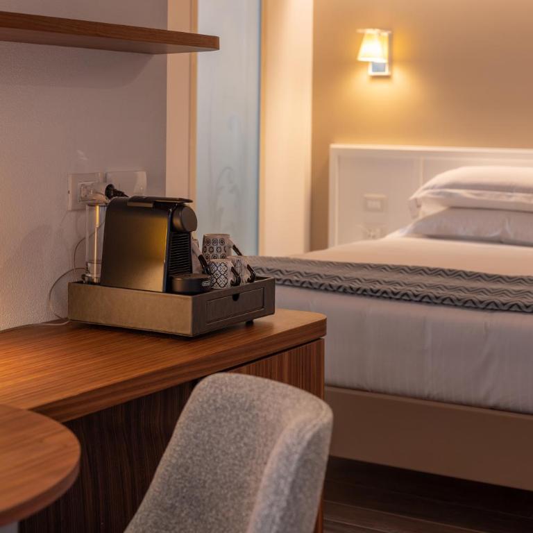 Hotel Villa Leopardi 4S - Adults only - Double Room with Terrace e Partial Lake View - 1