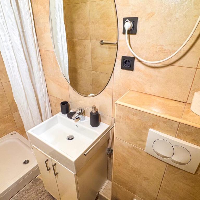 Qumi Apartments - Standardna Dvokrevetna Soba sa Bračnim Krevetom - 5