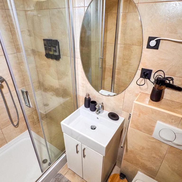 Qumi Apartments - Deluks Dvokrevetna Soba sa Bračnim Krevetom i Pogledom na More - 11