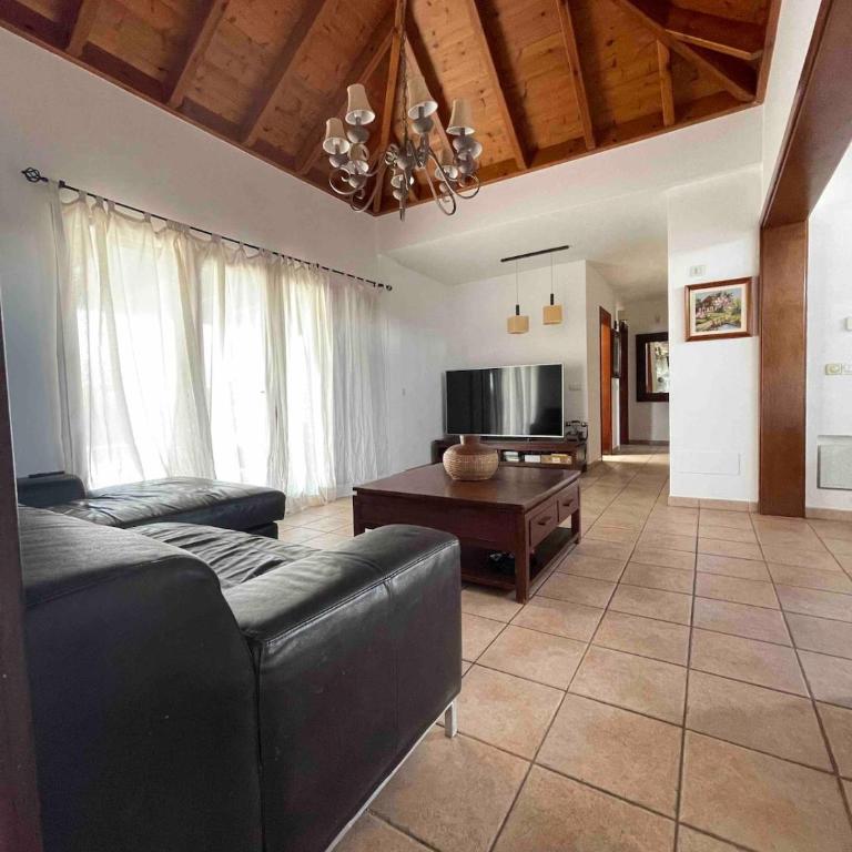 Villa muy tranquila con piscina privada - Three-Bedroom Villa - 66