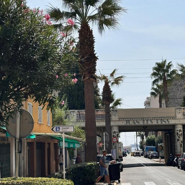 Nouveau ! au centre de Juan, Studio climatisé rénové tout confort à 2 minutes des plages - Studio - 4