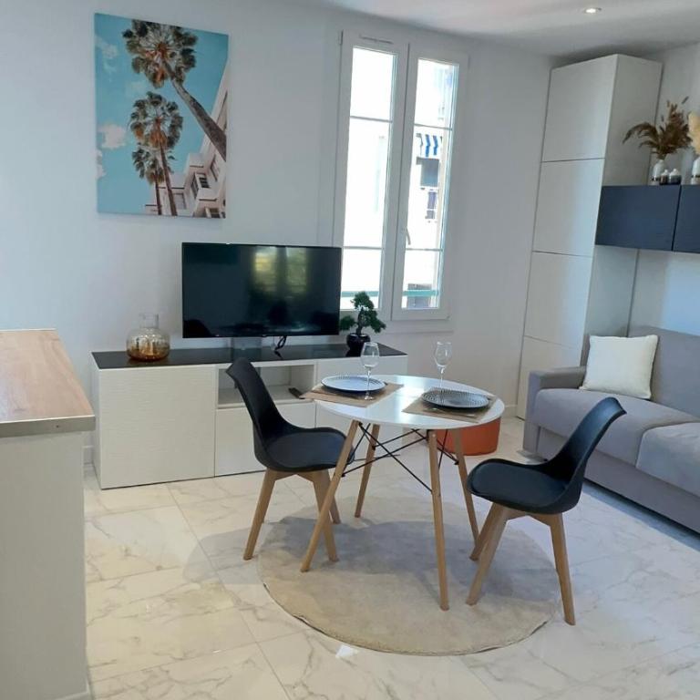 Nouveau ! au centre de Juan, Studio climatisé rénové tout confort à 2 minutes des plages - Studio - 1