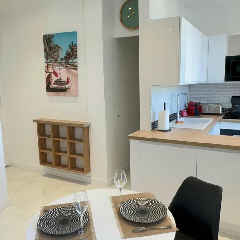 Nouveau ! au centre de Juan, Studio climatisé rénové tout confort à 2 minutes des plages - Studio - 8