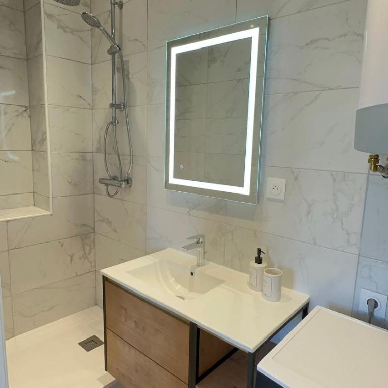 Nouveau ! au centre de Juan, Studio climatisé rénové tout confort à 2 minutes des plages - Studio - 9