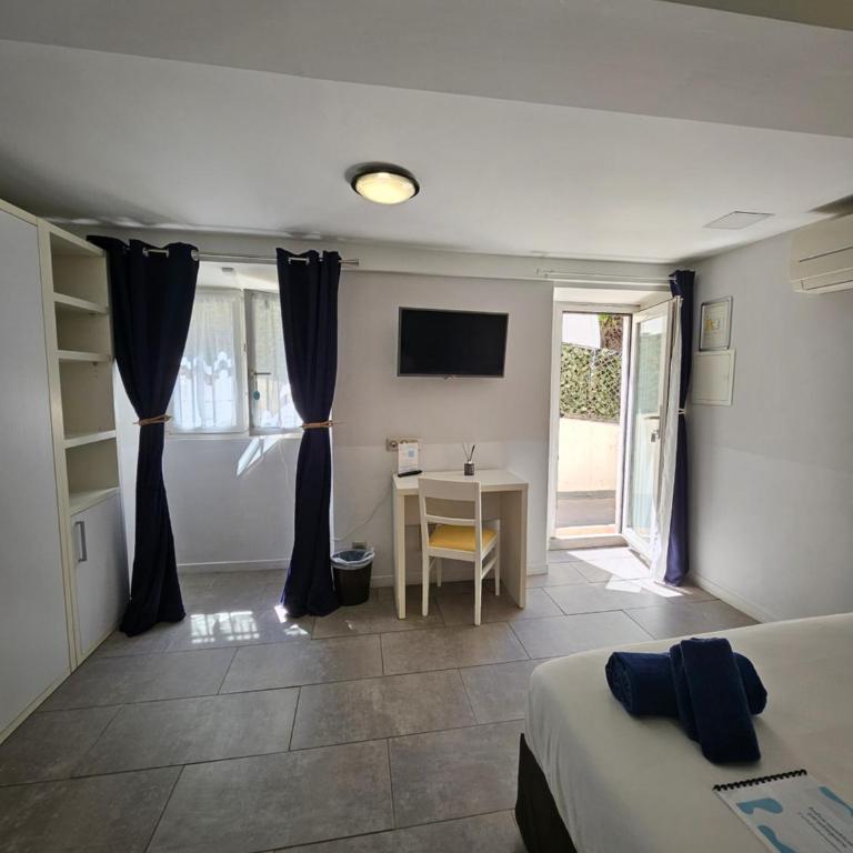Hotel Flots d'Azur Promenade des Anglais - Quadruple Room with private bathroom - Partial Basement- parking side - 4