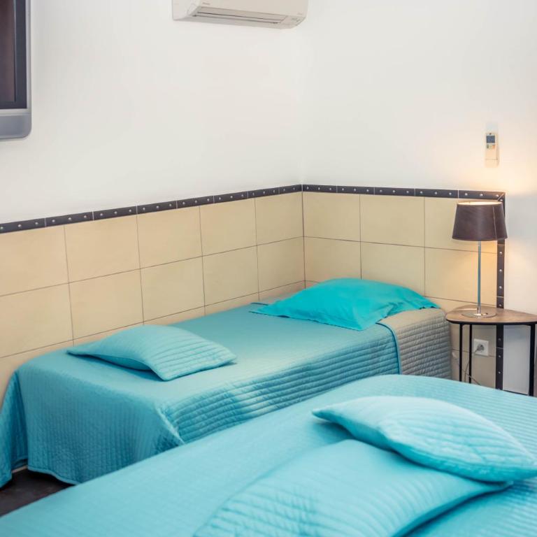 La Villa Nais PADEL&PISCINE -Suites & Appartements - Chambre Triple Supérieure avec Terrasse - 1