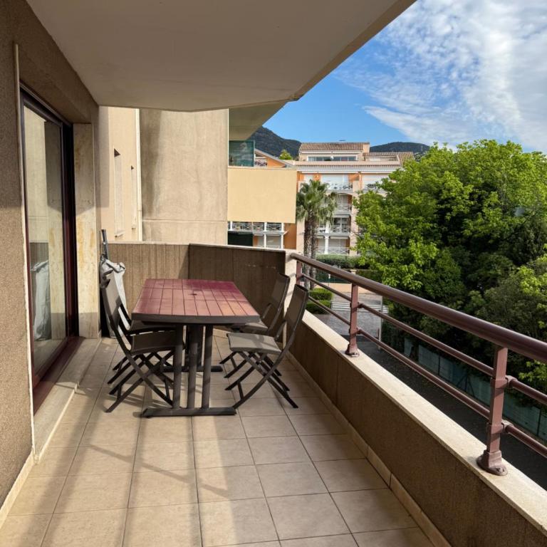 T2 climatisé au cœur de Cavalaire, avec terrasse, garage, proche des plages et commerces- Onda di mar - Appartamento con 1 Camera da Letto - 1