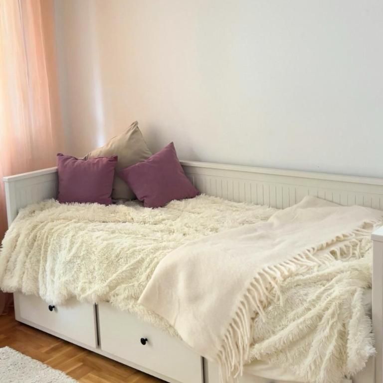 Cozy Work-Friendly flat with Backyard near forest - One-Bedroom Apartment - 4