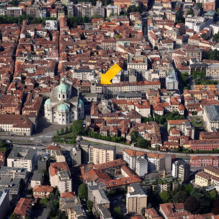 Duomo Amazing Downtown Como Centre - Appartamento con 2 Camere da Letto e Balcone - 2