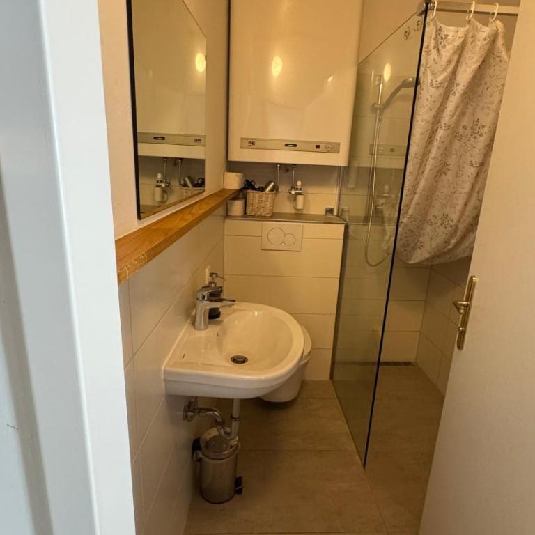 Guesthouse Mozart - Apartment House - Familienzimmer mit Dusche - 5