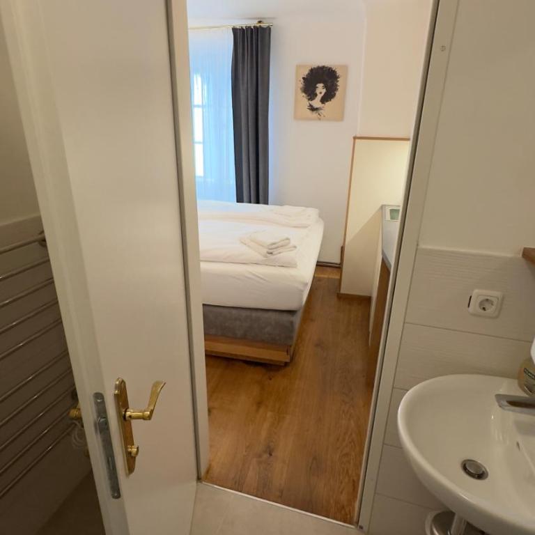 Guesthouse Mozart - Apartment House - Doppelzimmer mit eigenem Bad - 4