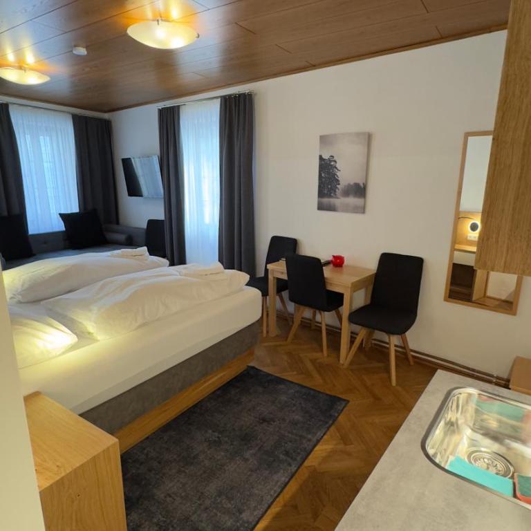Guesthouse Mozart - Apartment House - Familienzimmer mit Dusche - 2