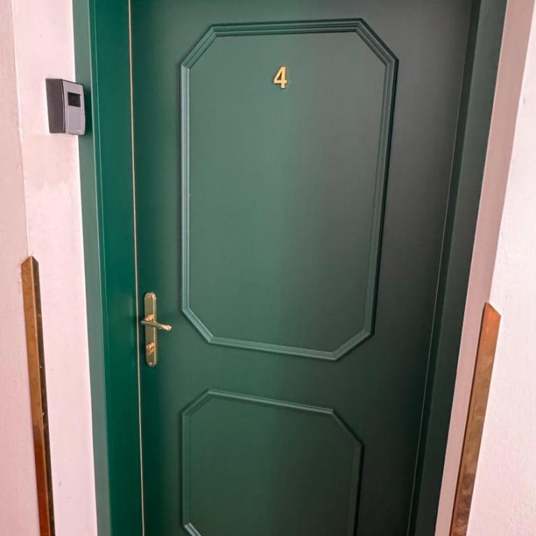 Guesthouse Mozart - Apartment House - Familienzimmer mit Dusche - 1
